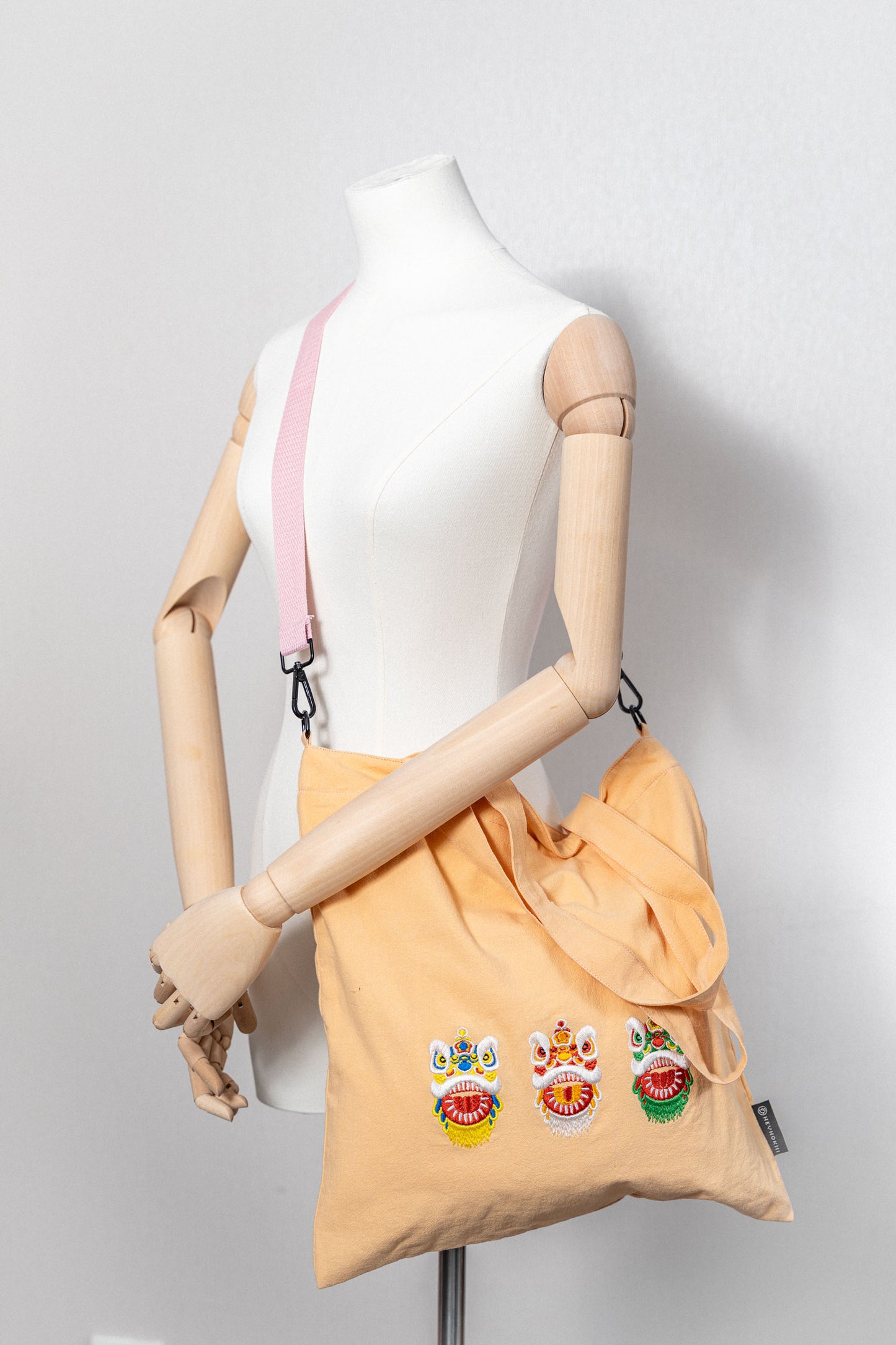 【heyhokiii】Unveiling the Power of Chinese Lion Dance Culture: Embroidered Lion Dance Cotton Bag