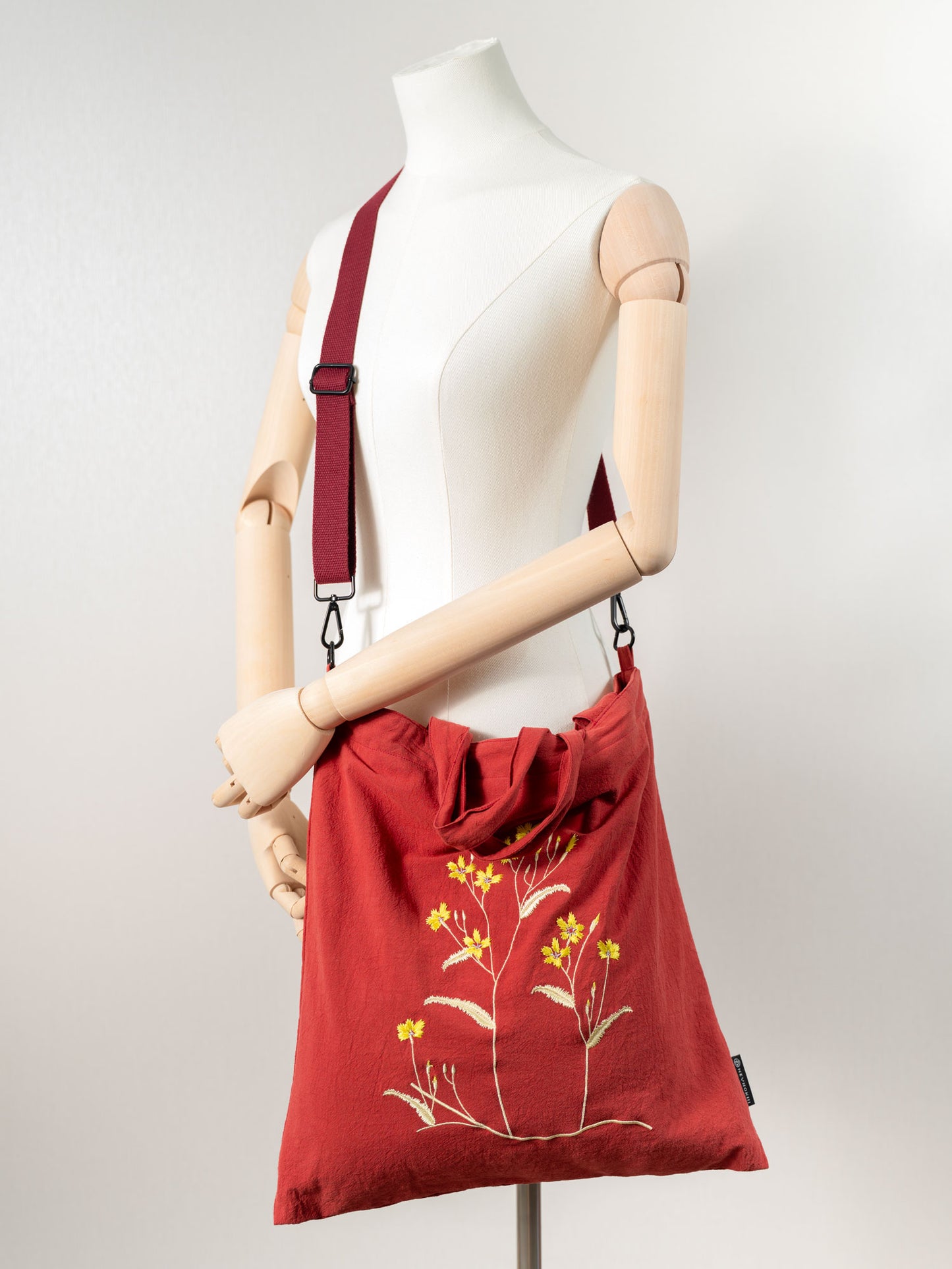 【heyhokiii】Dianthus on Jade Mountain Embroidery Bag: Nature’s Grace in Every Stitch