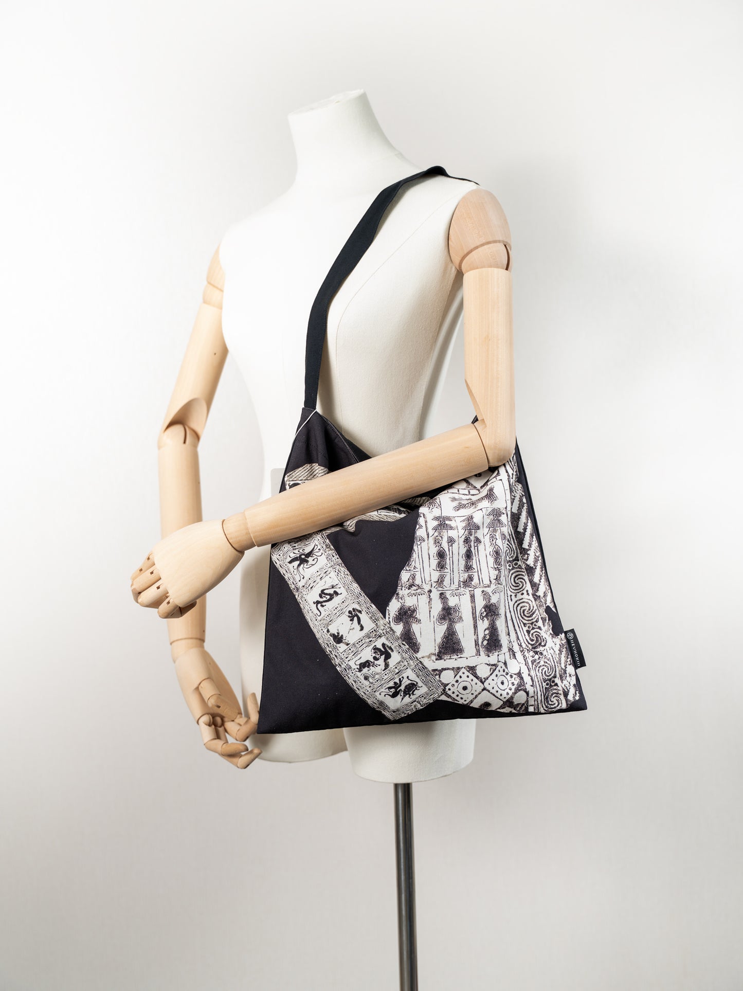 【heyhokiii】The Shopkeeper’s Sizzling Hot Pick: Dragon Rubbing Canvas Bag