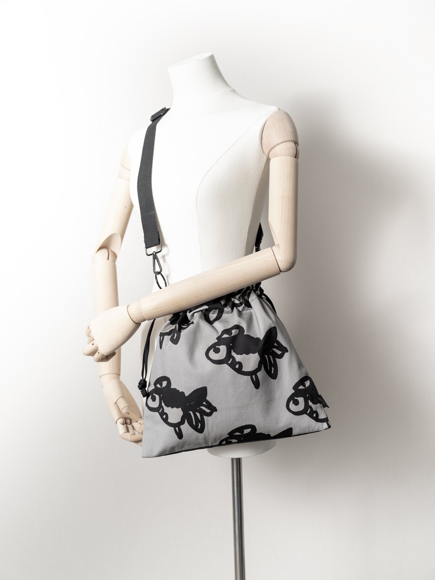 【heyhokiii】Goldfish Print Canvas Bag: A Splash of Ancient Elegance in Modern Style