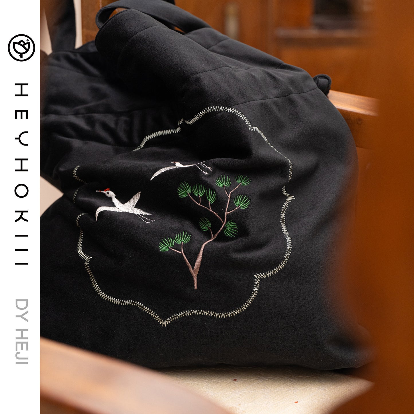 【heyhokiii】Machine-Embroidered Small Crane Bag with Velvet Lining: A Flight of Elegance