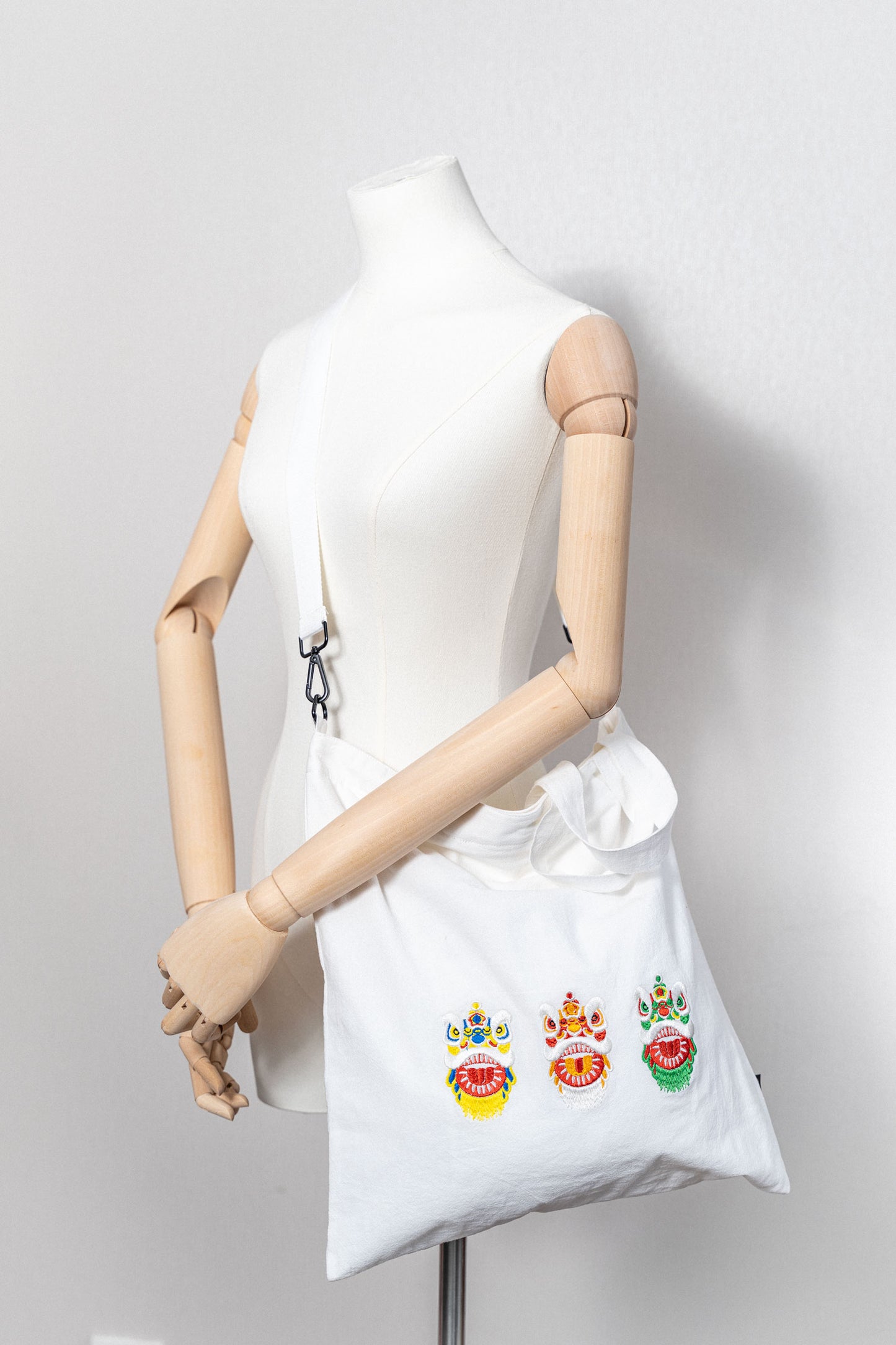 【heyhokiii】Unveiling the Power of Chinese Lion Dance Culture: Embroidered Lion Dance Cotton Bag