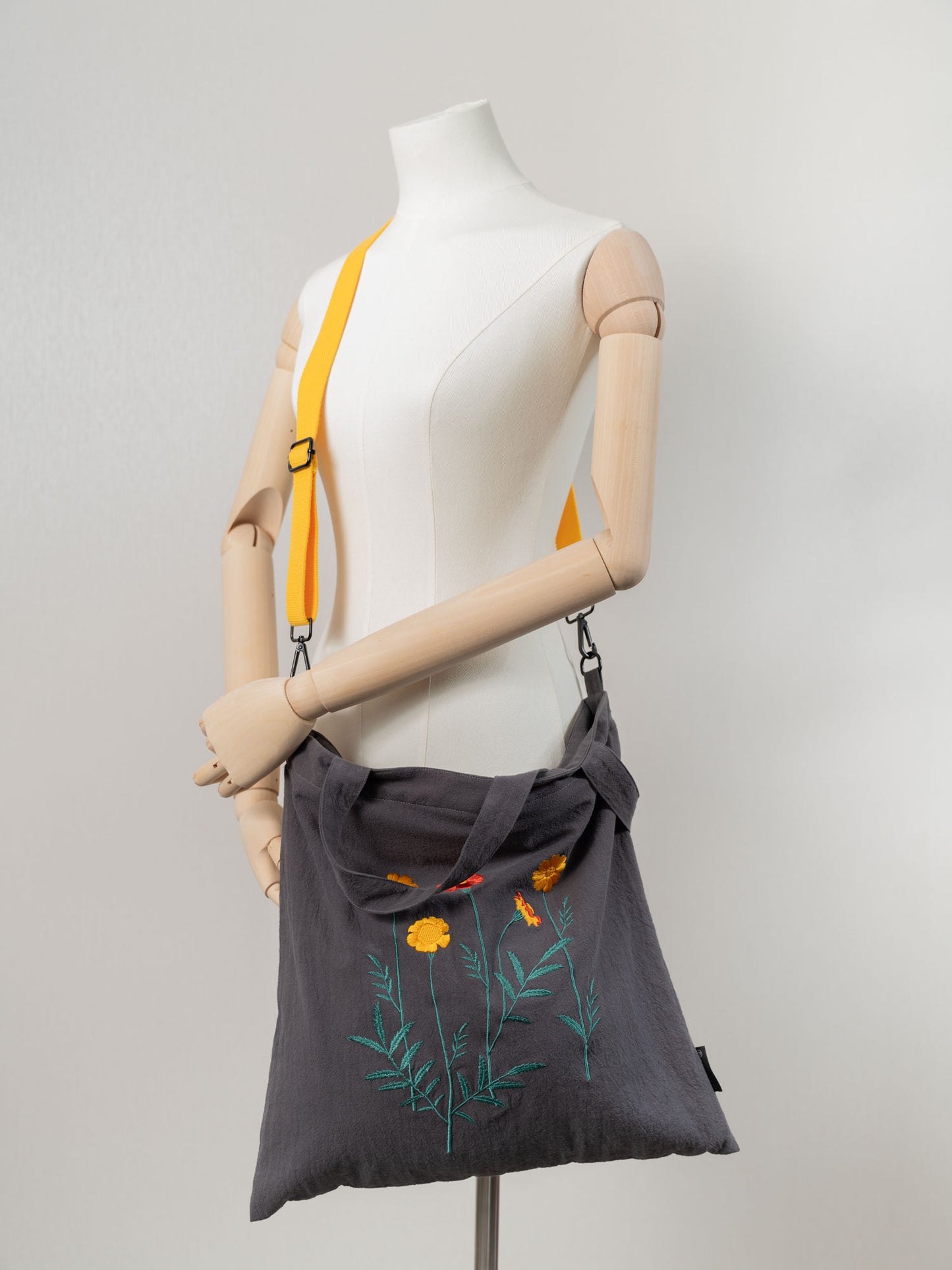 【heyhokiii】Wild Chrysanthemum Embroidery Bag: A Burst of Natural Beauty