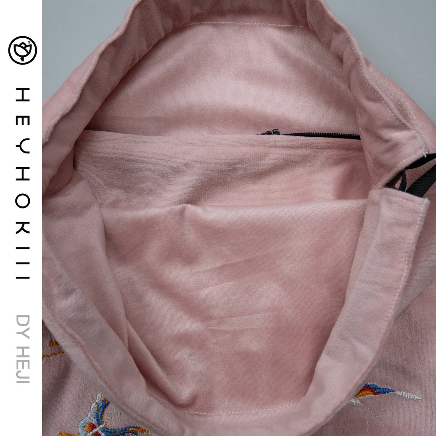 【heyhokiii】Machine-Embroidered Hundred Butterflies Pink Velvet Duffle Bag: A Tapestry of Tradition and Luxury